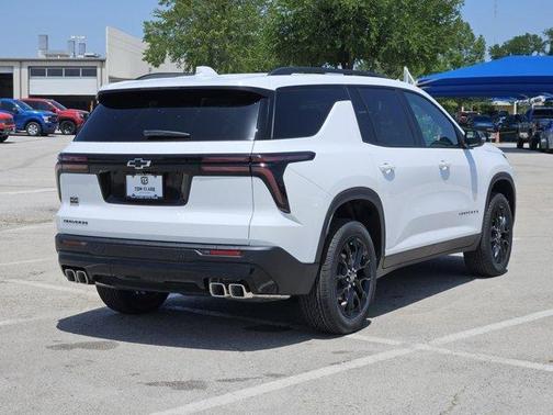 Summit White 2026 Chevrolet Traverse LT