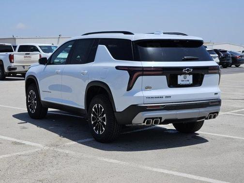 Polar White Tricoat 2026 Chevrolet Traverse AWD Z71