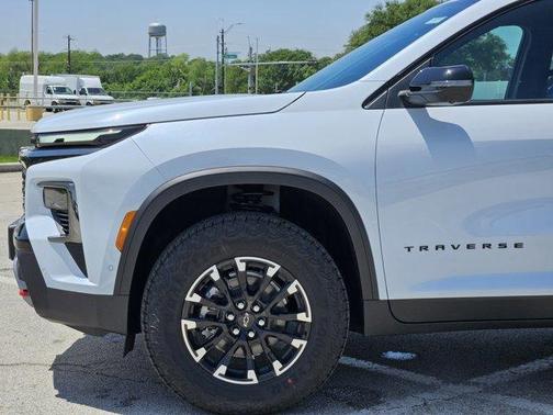 Polar White Tricoat 2026 Chevrolet Traverse AWD Z71