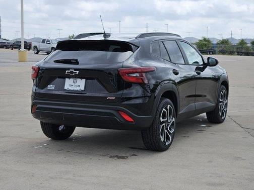 Mosaic Black Metallic 2026 Chevrolet Trax FWD 2RS