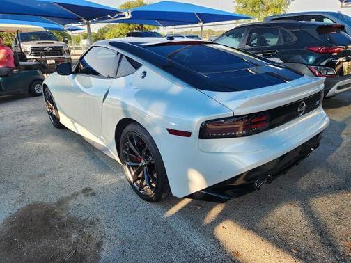 Everest White Pearl Tricoat/Super Black 2024 Nissan Z Performance Manual