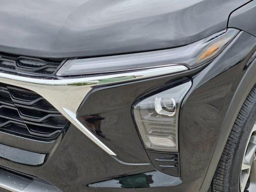 Mosaic Black Metallic 2026 Chevrolet Trax LT