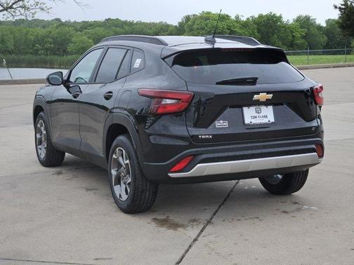 Mosaic Black Metallic 2026 Chevrolet Trax LT