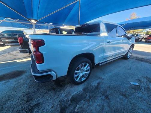 Iridescent Pearl Tricoat 2024 Chevrolet Silverado 1500 High Country