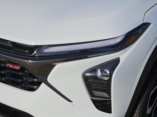Summit White 2026 Chevrolet Trax FWD 2RS