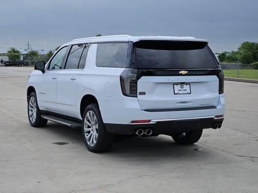 Polar White Tricoat 2026 Chevrolet Suburban Premier