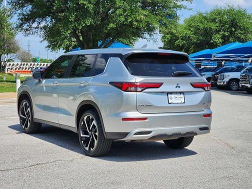 Alloy Silver Metallic 2022 Mitsubishi Outlander SE