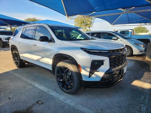 Iridescent Pearl Tricoat 2024 Chevrolet Traverse RS