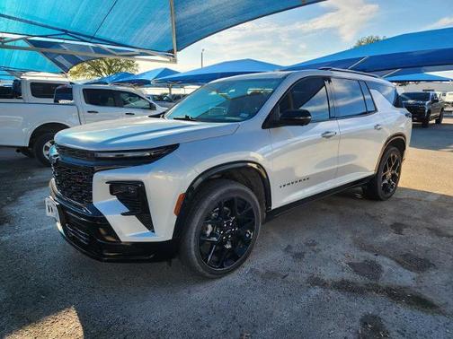 Iridescent Pearl Tricoat 2024 Chevrolet Traverse RS