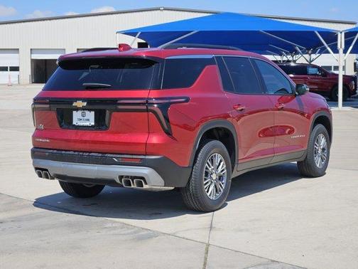 Radiant Red Tintcoat 2026 Chevrolet Traverse LT