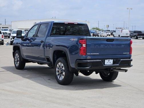 Lakeshore Blue Metallic 2026 Chevrolet Silverado 2500 Custom