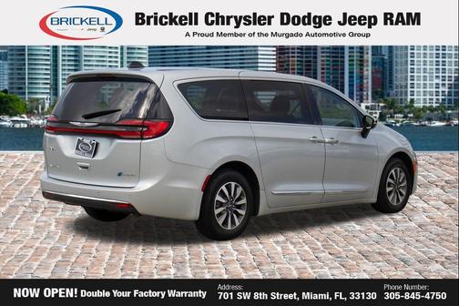 Silver Mist Clearcoat 2023 Chrysler Pacifica Hybrid Limited