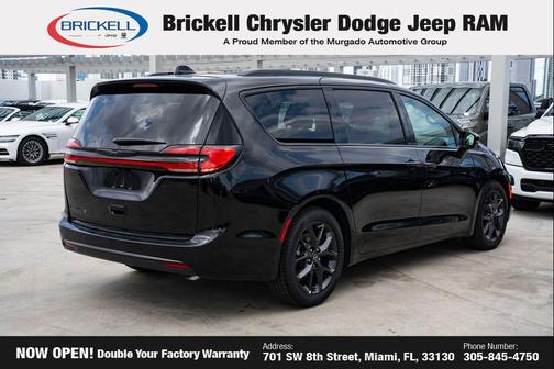 Diamond Black Crystal Pearlcoat 2026 Chrysler Pacifica L