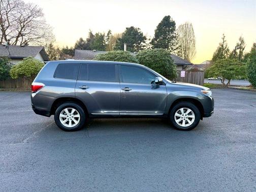 Gray 2013 Toyota Highlander Base