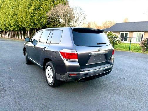 Gray 2013 Toyota Highlander Base