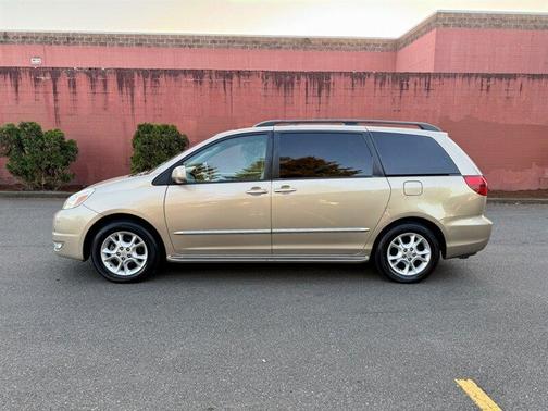 Gold 2004 Toyota Sienna XLE Limited