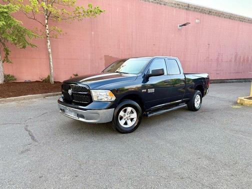 Brilliant Black Crystal Pearlcoat 2018 RAM 1500 ST