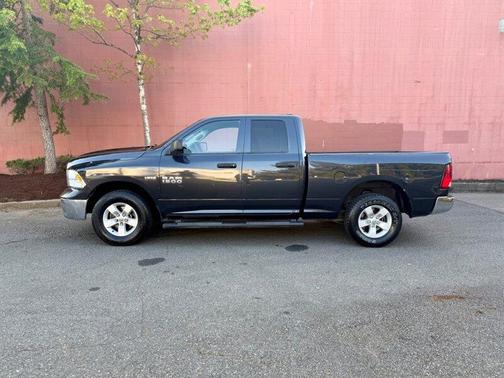 Brilliant Black Crystal Pearlcoat 2018 RAM 1500 ST