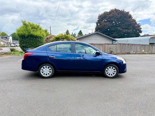 Blue 2018 Nissan Versa 1.6 SV