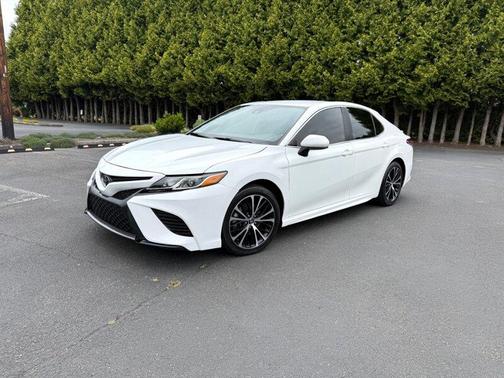 Super White 2019 Toyota Camry SE