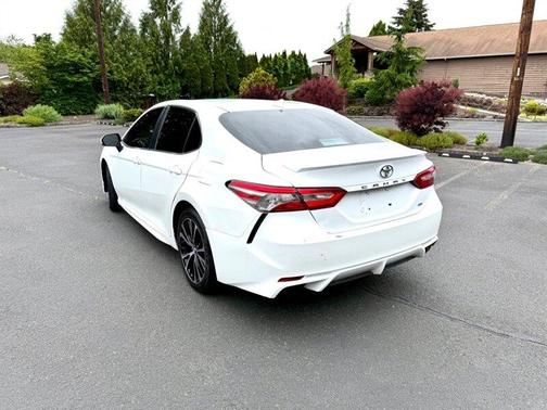 Super White 2019 Toyota Camry SE