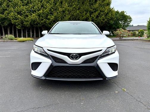 Super White 2019 Toyota Camry SE