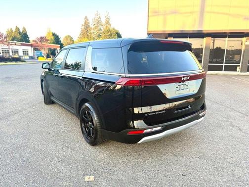 Aurora Black Pearl 2022 Kia Carnival LX