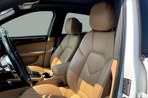 2018 Porsche Macan Base (PDK)