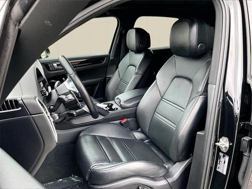 2023 Porsche Cayenne Base (Tiptronic)
