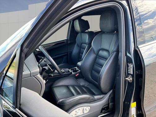 Volcano Grey Metallic 2023 Porsche Macan S