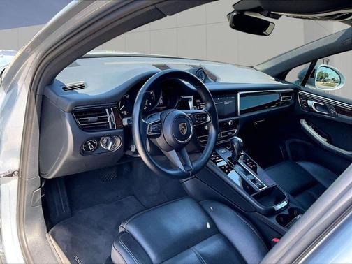 Dolomite Silver Metallic 2024 Porsche Macan