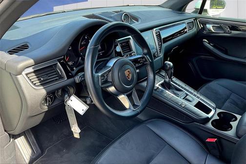 2018 Porsche Macan Base (PDK)