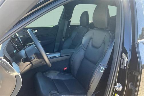 2025 Volvo XC60 B5 Ultra Black Edition
