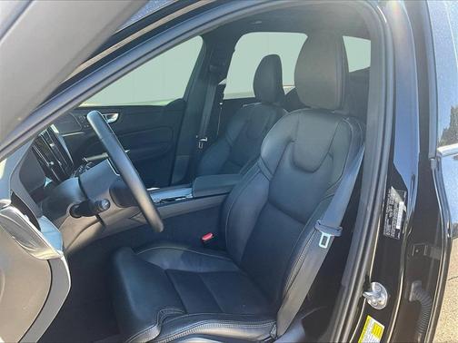 2025 Volvo XC60 B5 Ultra Black Edition