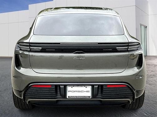 2025 Porsche Macan Turbo