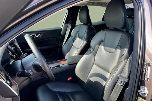 2024 Volvo S60 B5 Plus Dark Theme