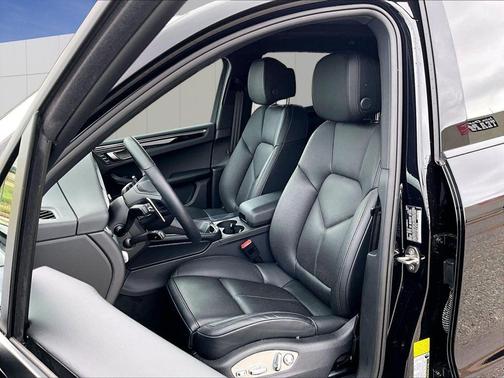 Jet Black Metallic 2025 Porsche Macan