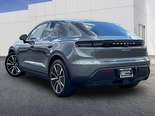 Aventurine Green Metallic 2025 Porsche Macan 4