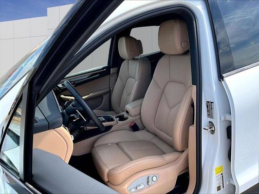 Carrara White Metallic 2025 Porsche Macan S