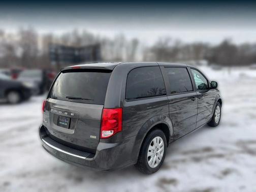 Granite Pearlcoat 2017 Dodge Grand Caravan SE