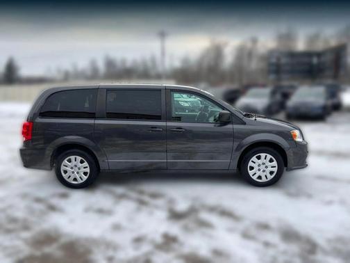 Granite Pearlcoat 2017 Dodge Grand Caravan SE
