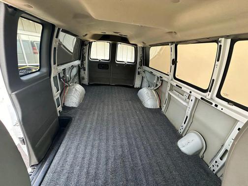 Summit White 2015 Chevrolet Express 2500 LT