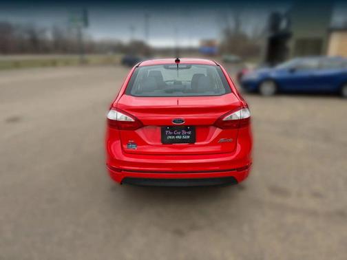 Red 2015 Ford Fiesta SE