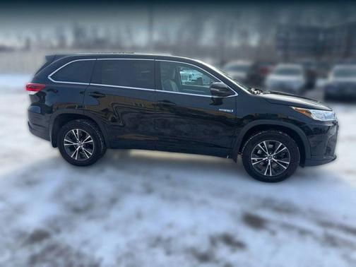 Midnight Black Metallic 2018 Toyota Highlander Hybrid LE