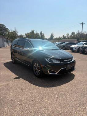 Brilliant Black Crystal Pearlcoat 2017 Chrysler Pacifica Limited