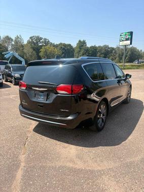 Brilliant Black Crystal Pearlcoat 2017 Chrysler Pacifica Limited