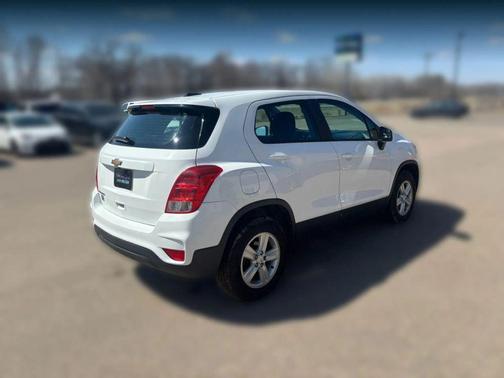 Summit White 2017 Chevrolet Trax LS