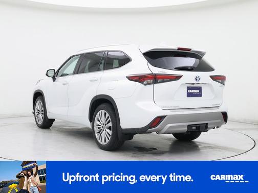 White 2024 Toyota Highlander Hybrid Platinum