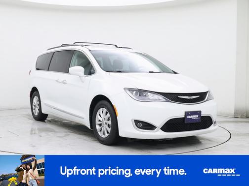 White 2017 Chrysler Pacifica Touring L