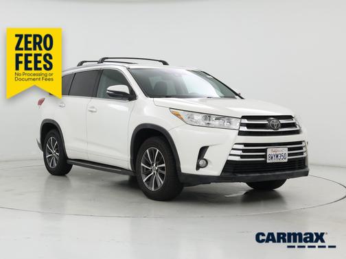 White 2018 Toyota Highlander XLE